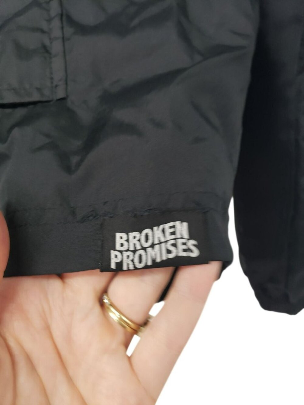 Santa Cruz Broken Promises Black Hooded Windbreaker Jacket Womens S Packable - Picture 9 of 11